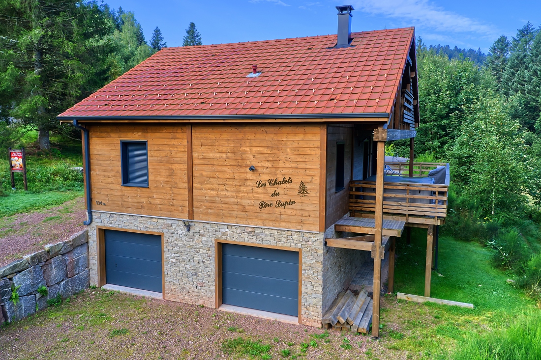 Terrasse extérieure avec vue forêt