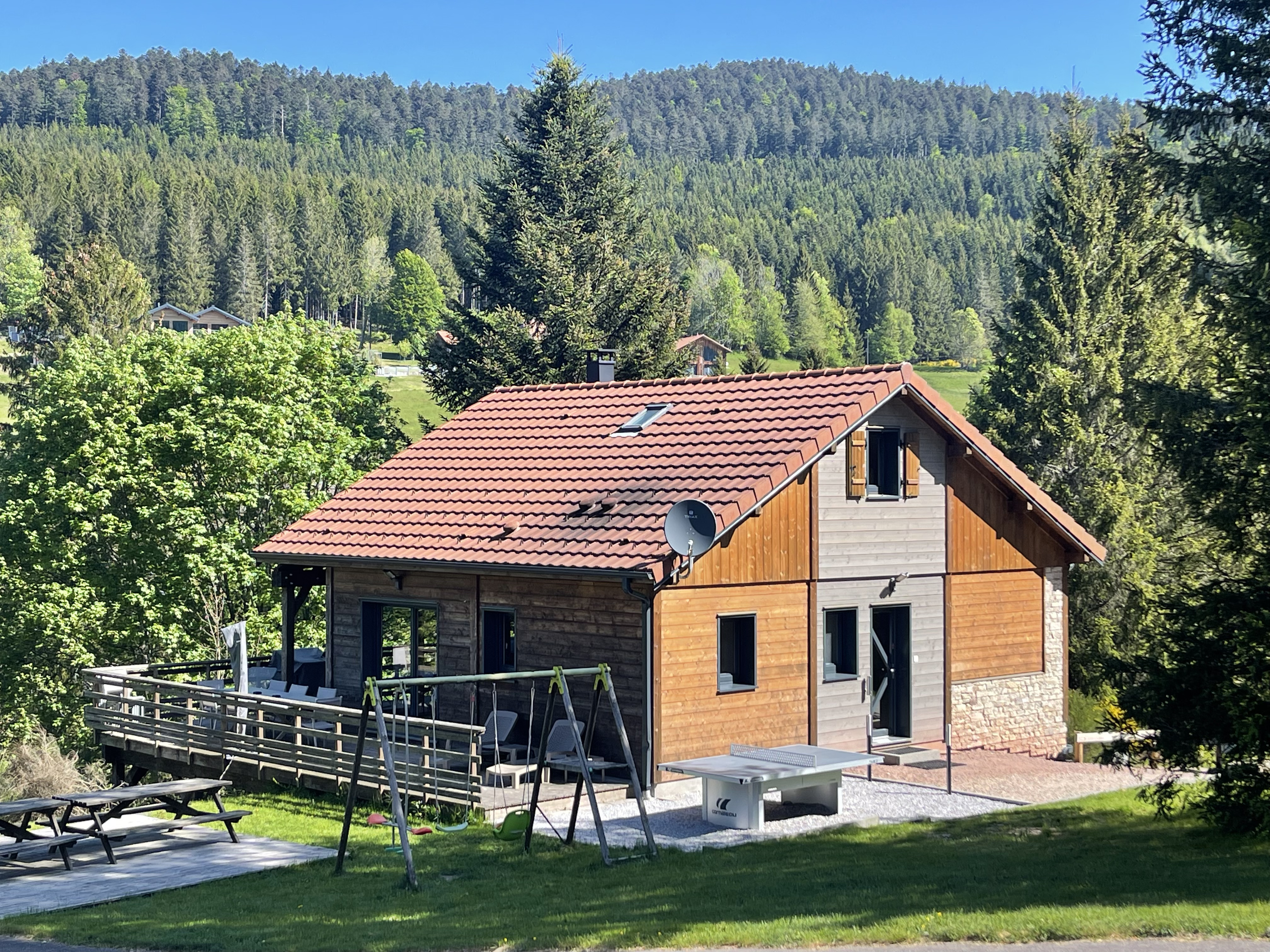 Vue été – terrasse, balançoire, ping-pong