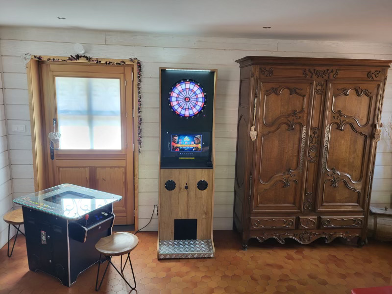 Salle de jeux – fléchettes et arcade