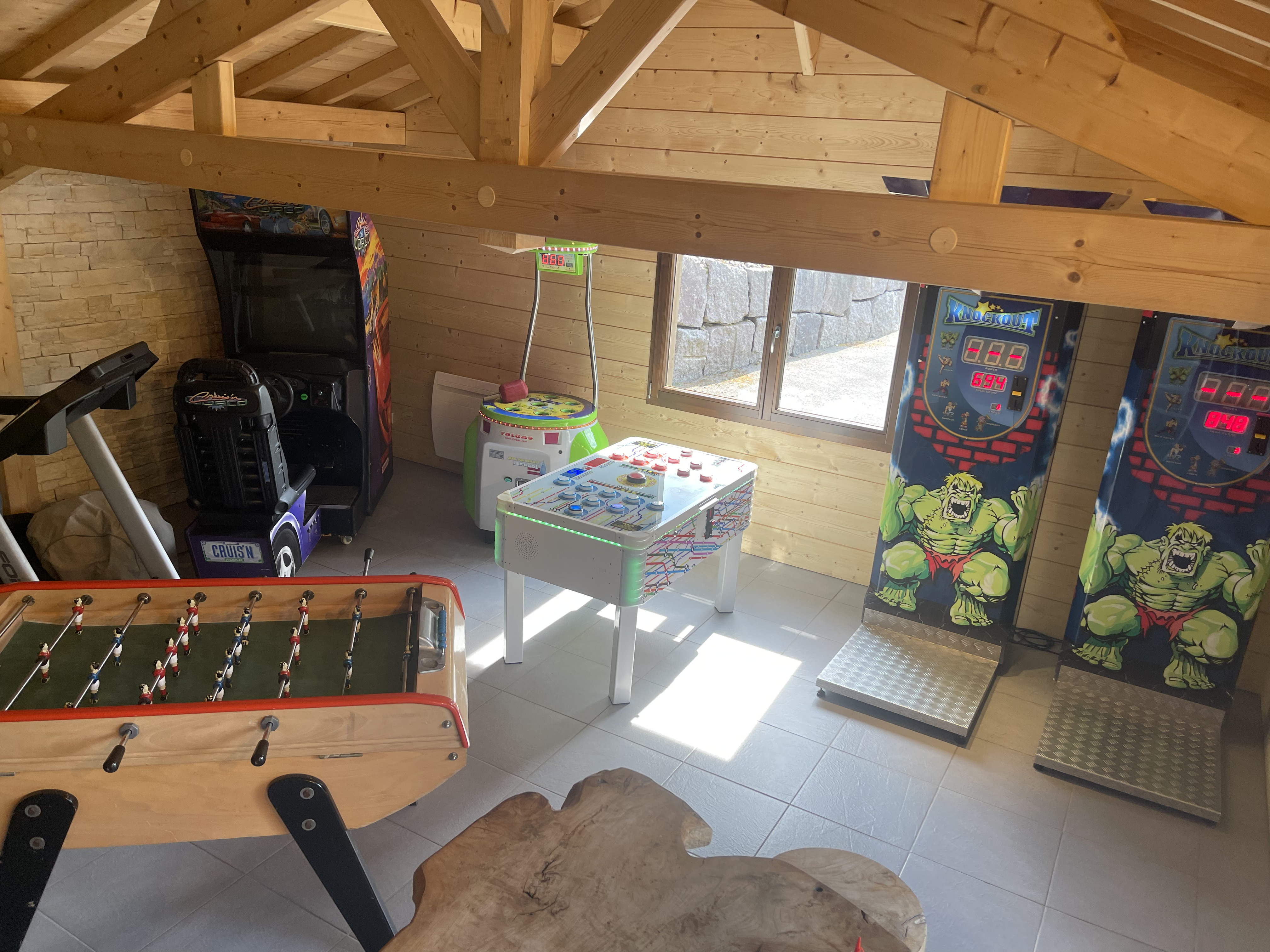 Salle de jeux – baby-foot et bornes arcade