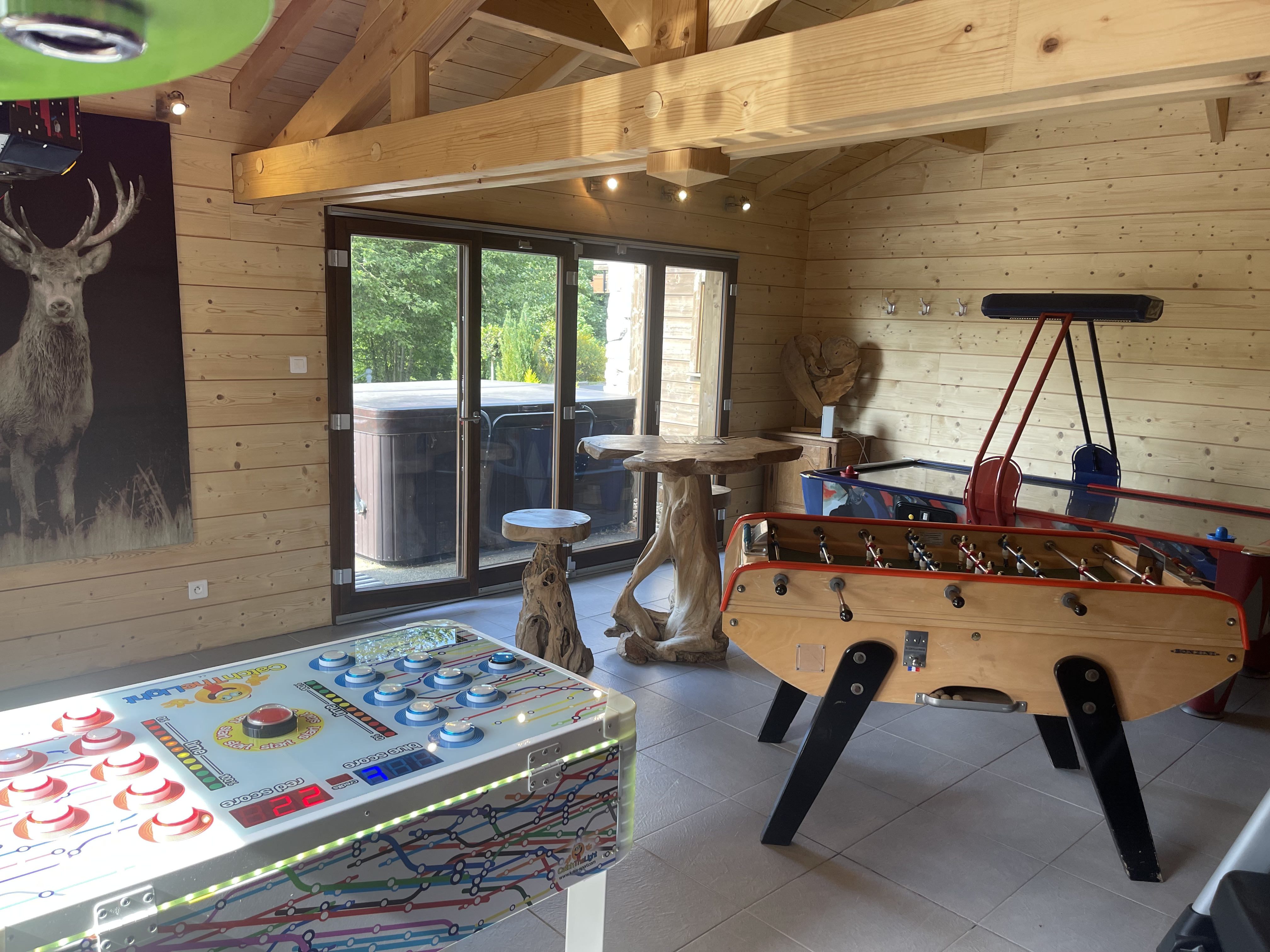 Salle de jeux – baby-foot et flipper