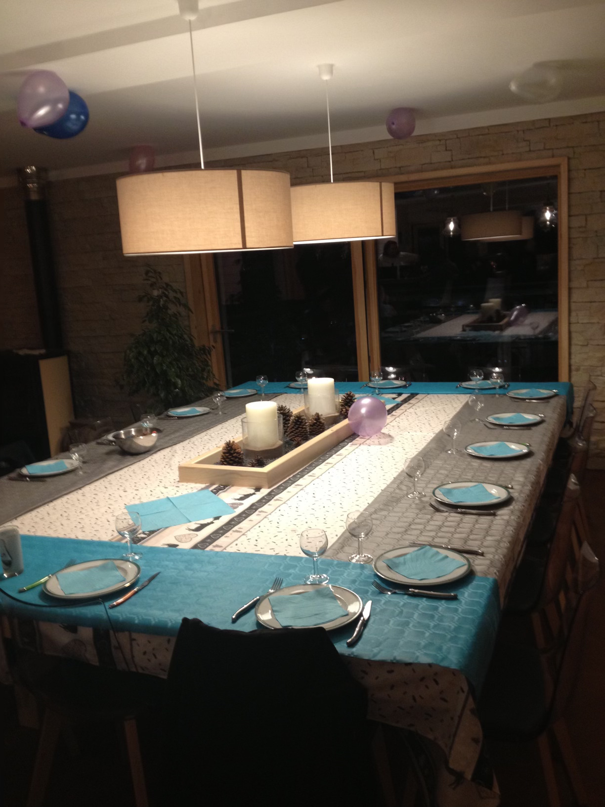 Table dressée pour repas de fête