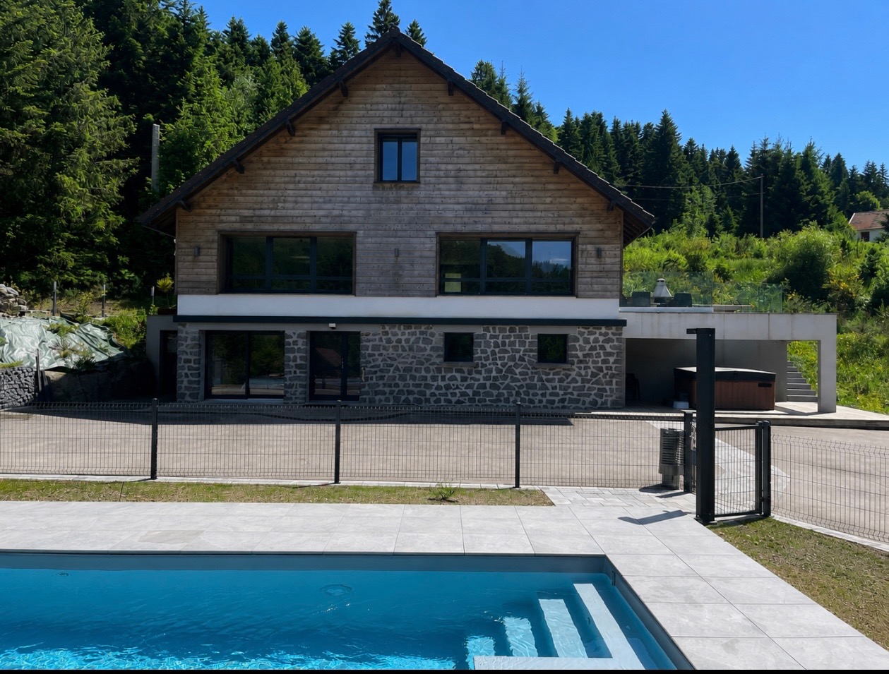 Façade arrière – mur en pierre