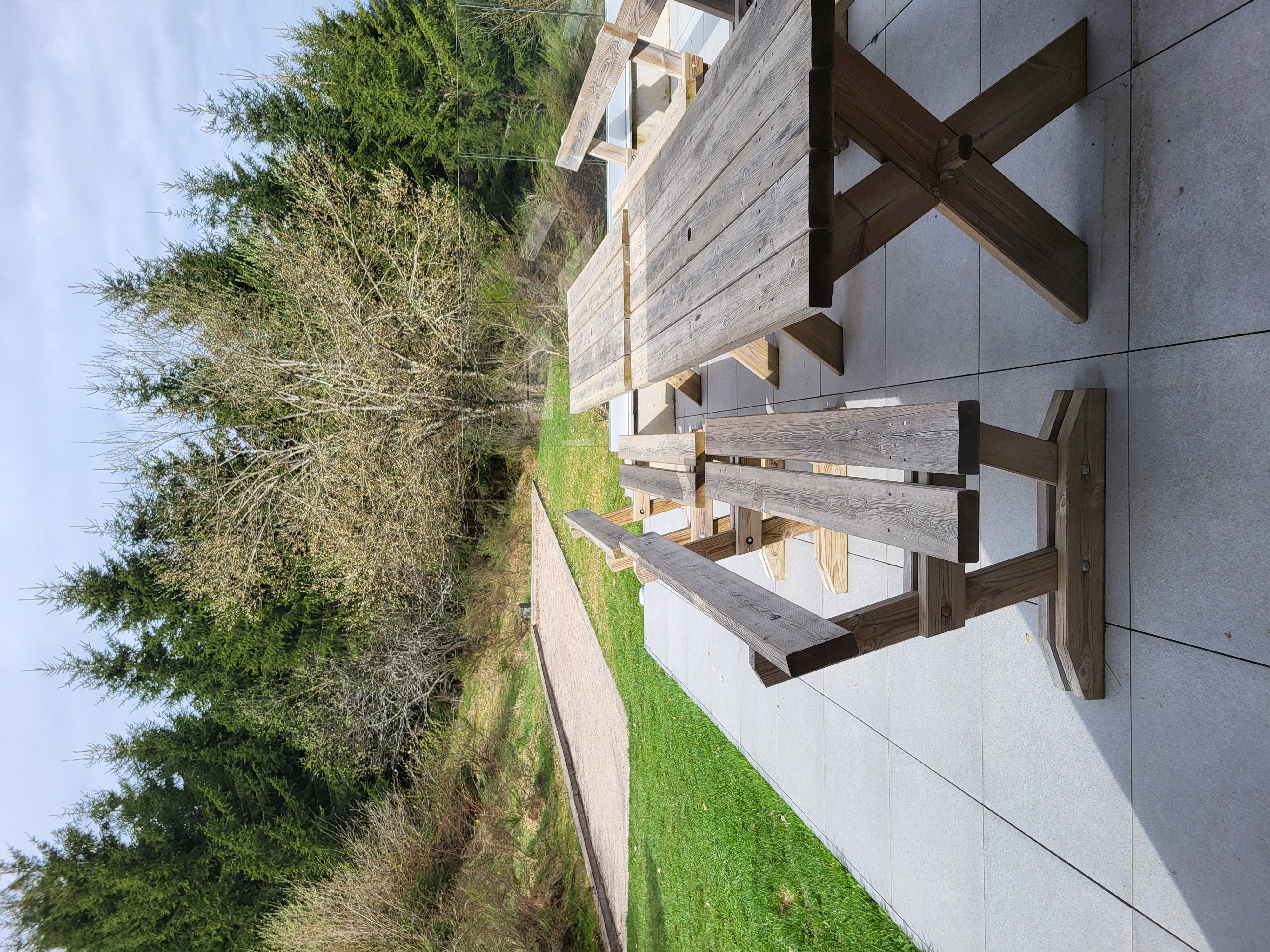 Piscine privée – transats et vue forêt