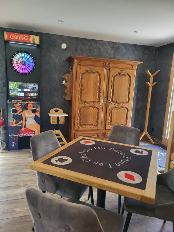 Salle de jeux – fléchettes électroniques et arcade